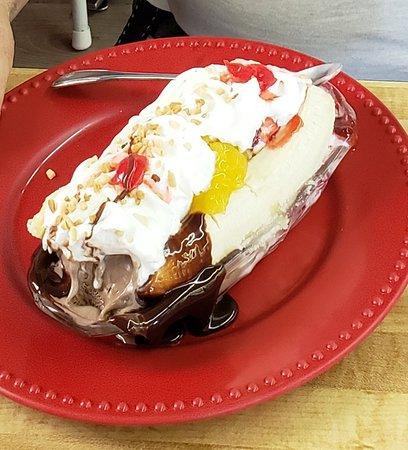 Daddy Dee's Ice Cream Parlor